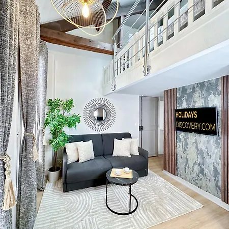 Stylish Duplex In Front Of Buttes-chaumont